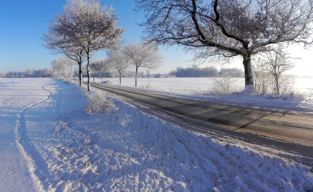 Das Winterland schafft Landstraße | Winter's land creates rural road