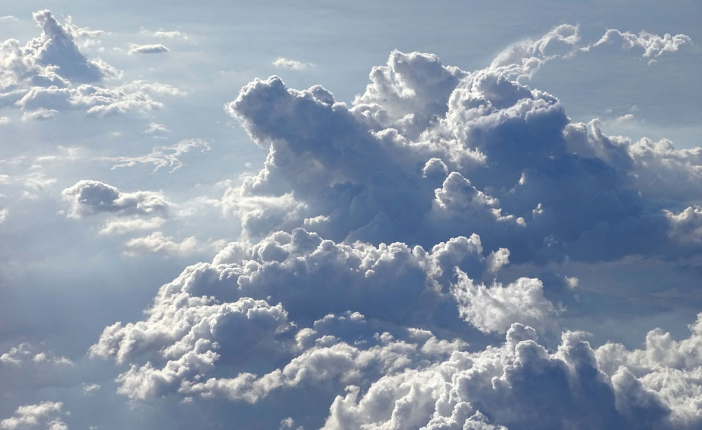 Heiter bis wolkig  |  Cloud‘s loud  |  Nubes soleados